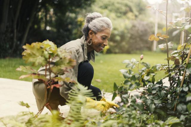 woman-gardening